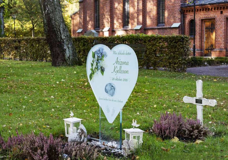 Glasgravsten hjärtformad med motiv