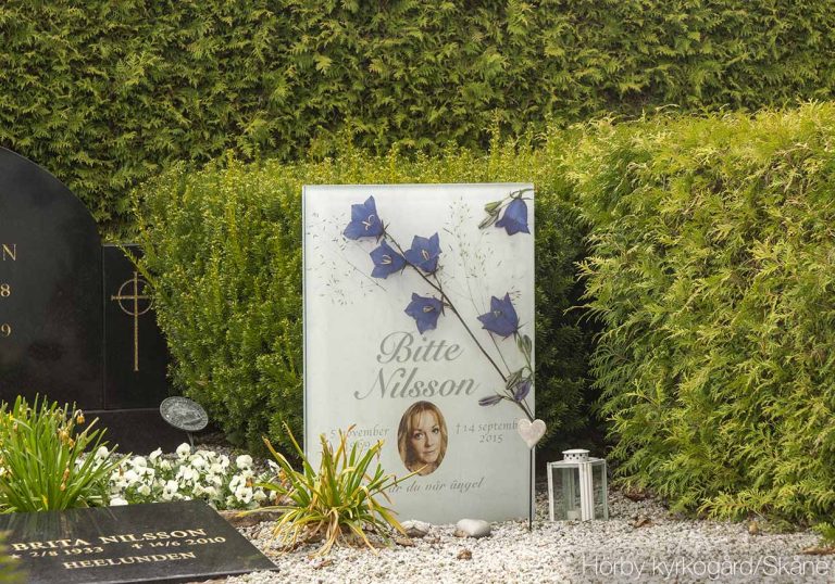 Gravsten gjord av glas med eget motiv