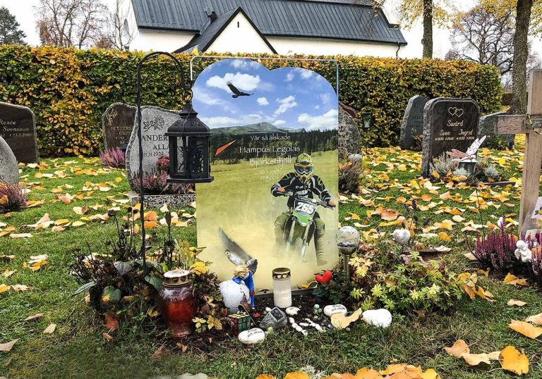Gravsten med fotografi gjort av glas