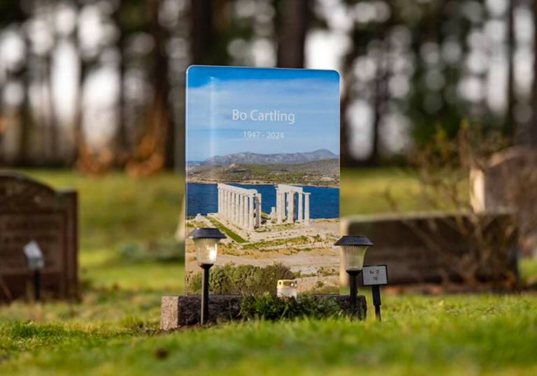 Stående gravsten vid gravplats