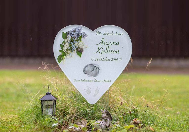 Gravsten hjärta monterad på gravplats