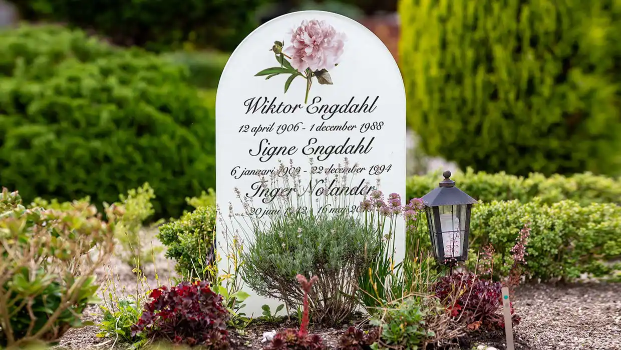 Stående gravsten med bildmotiv