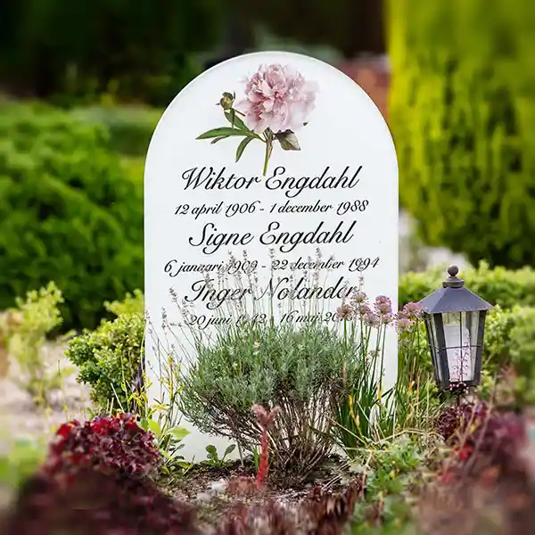 Stående gravsten med bildmotiv