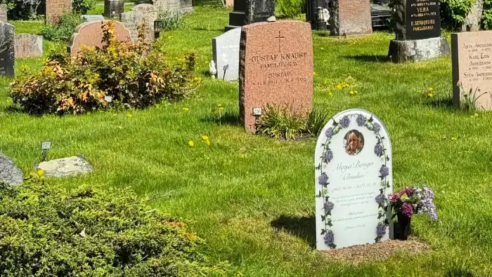 Glasgravsten montera på kyrkogård